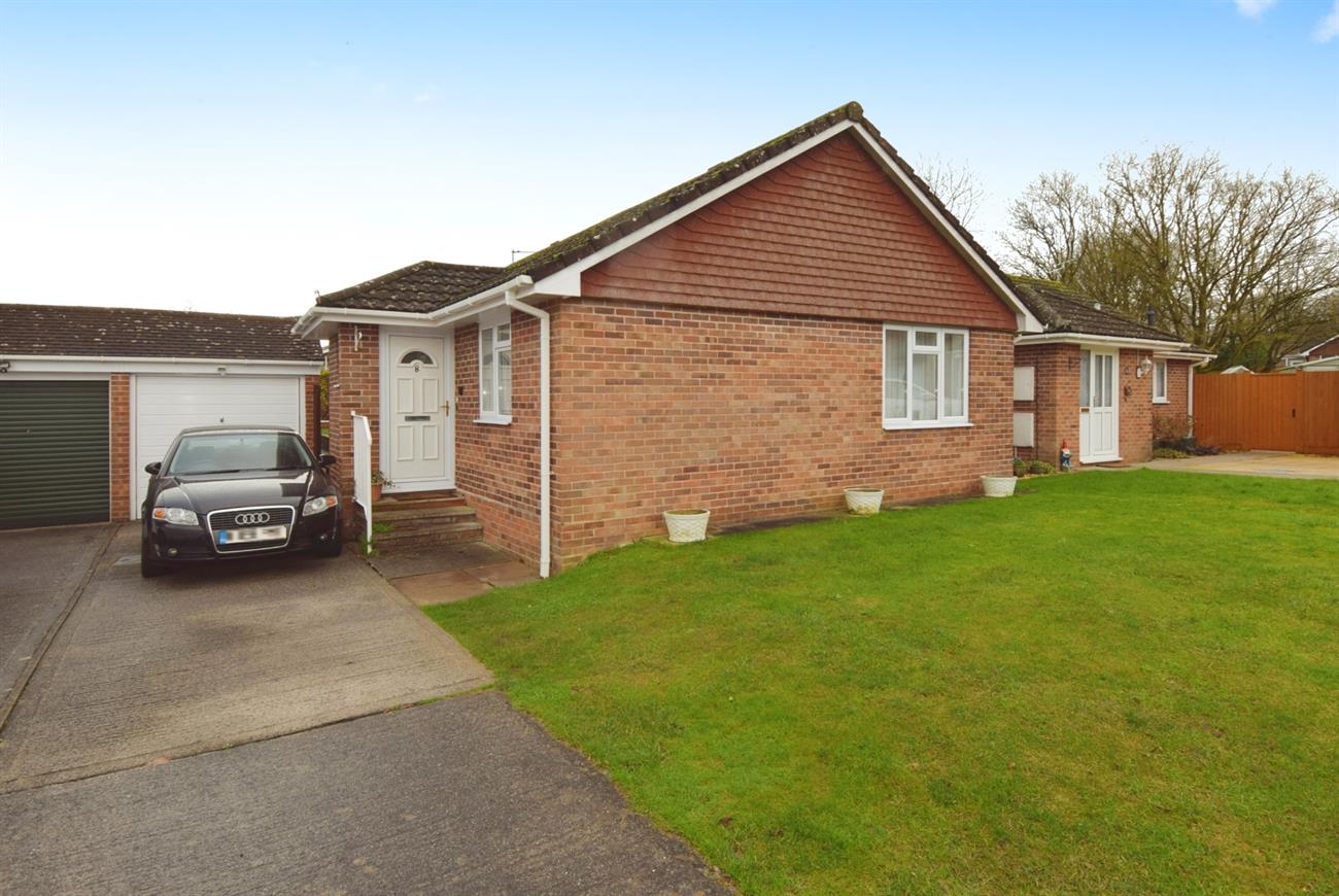 SemiDetached Bungalow for sale in Cranleigh Close, Amesbury, SP4 7QY